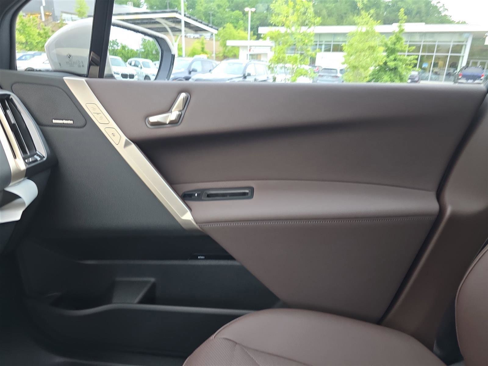 2026 BMW iX 45 - Photo 26