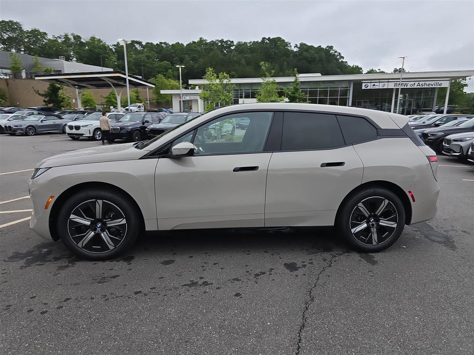 2026 BMW iX 45 - Photo 8