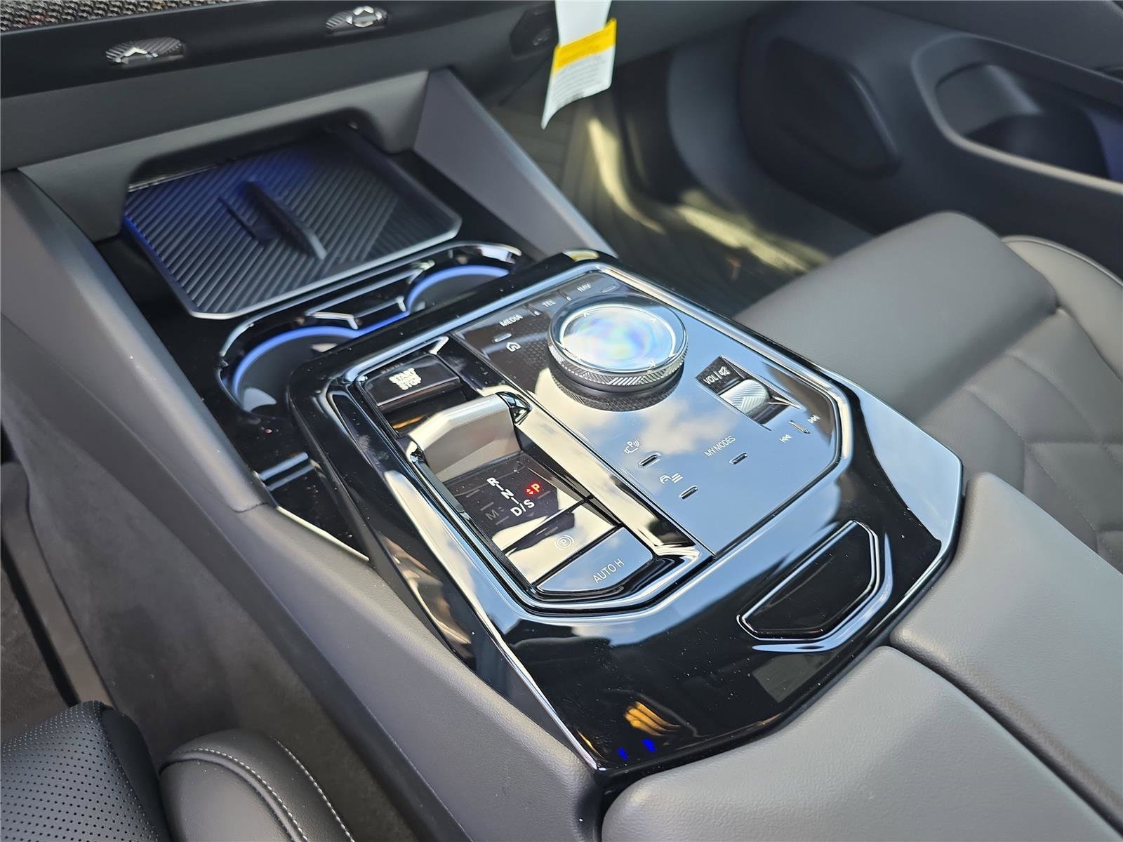 2026 BMW 5 Series 550e - Photo 28