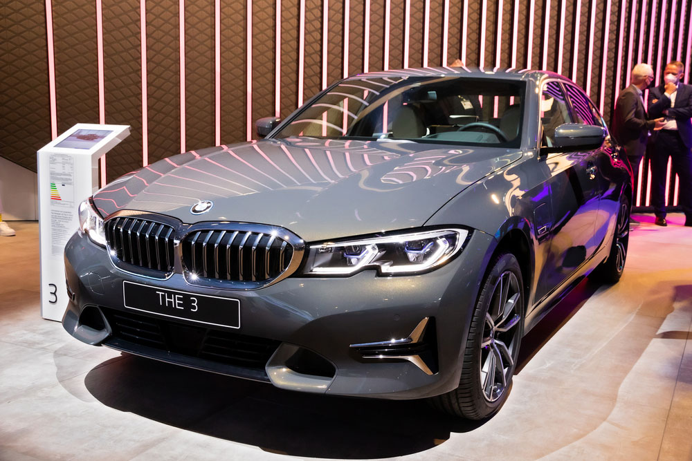 bmw-3-series-vs-audi-a4-a-detailed-look-at-compact-luxury-sedans-img.jpg