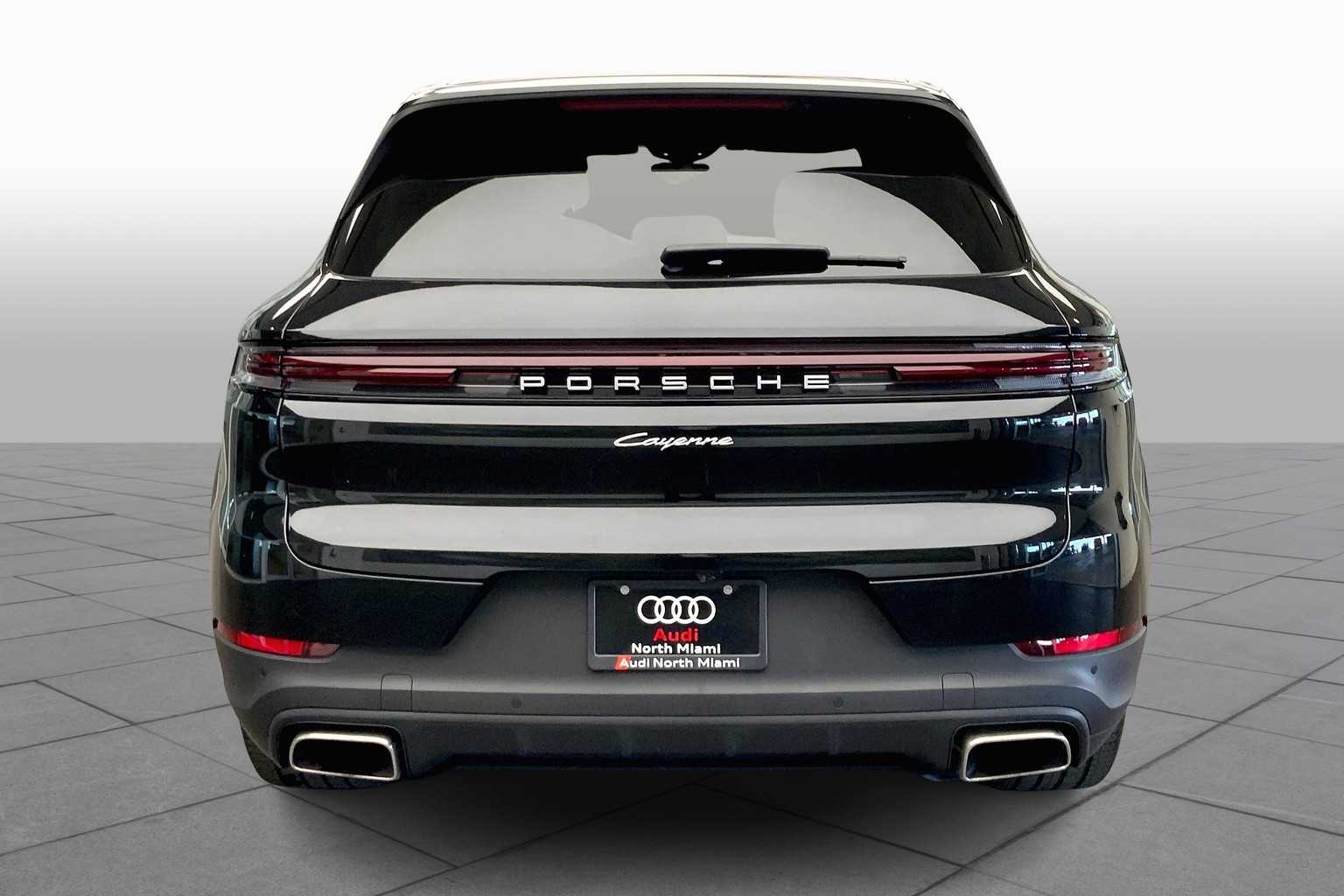 2024 Porsche Cayenne photo 3