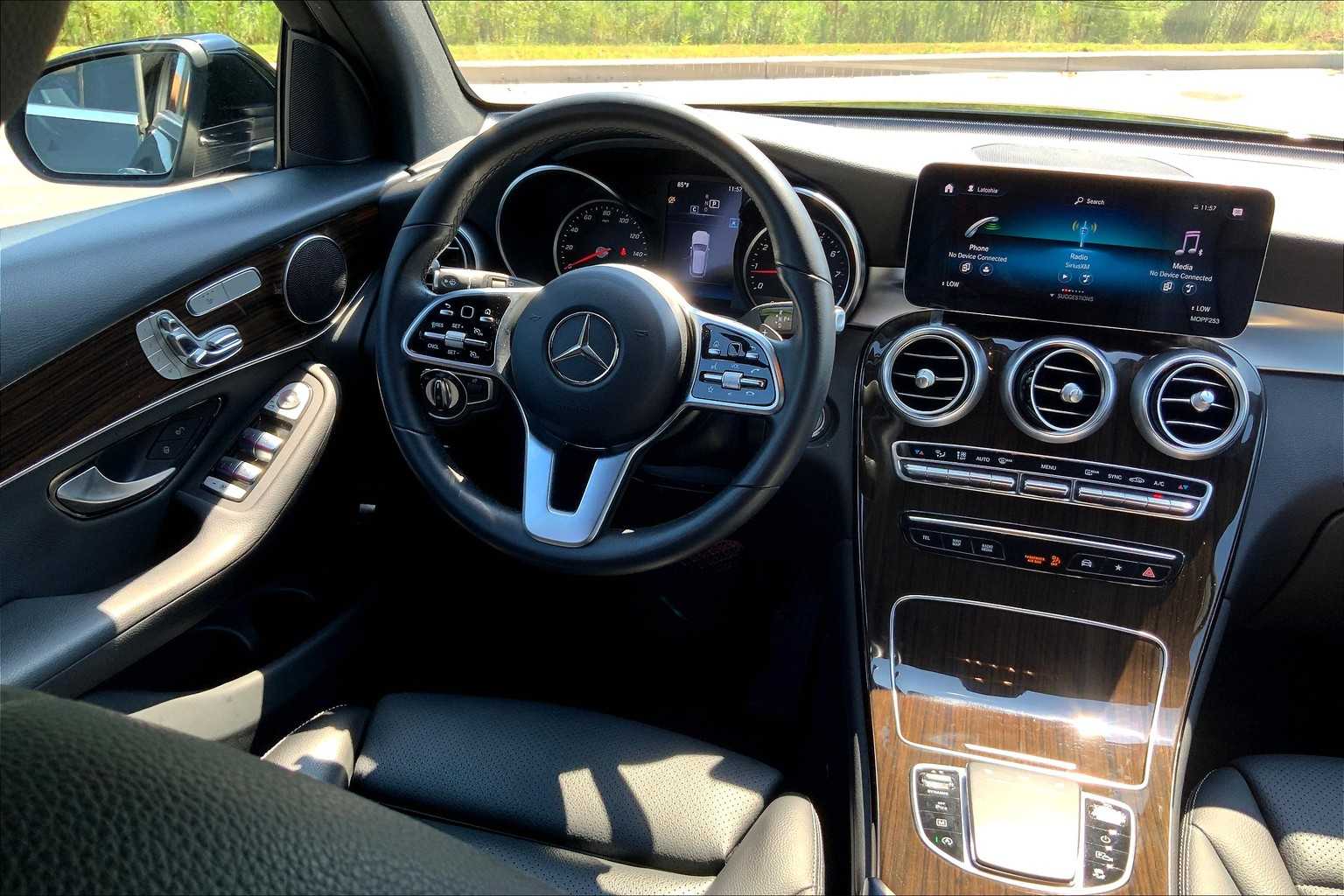2021 Mercedes Benz GLC 300 photo 4