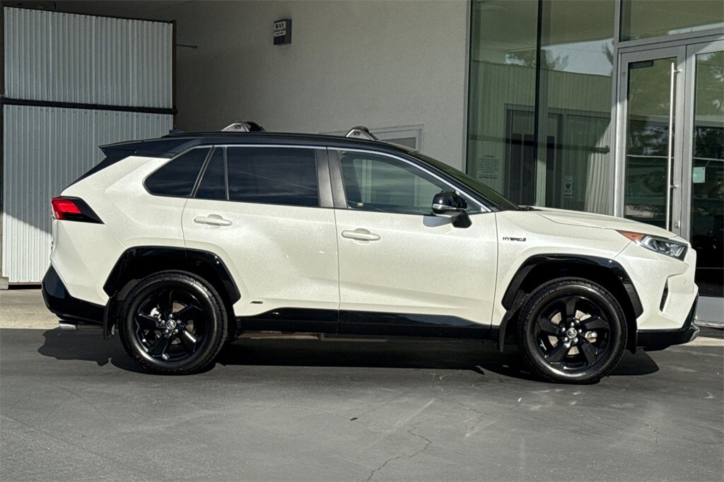 2019 Toyota RAV4 Hybrid XSE photo 3