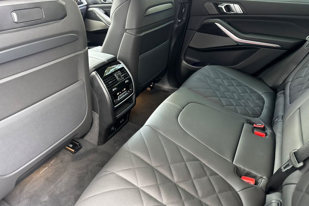 2026 BMW X5 M60i - Photo 10