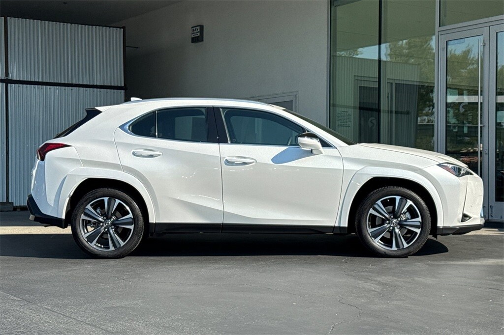 2024 Lexus UX 250h Premium photo 3
