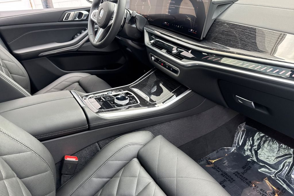 2026 BMW X5 M60i - Photo 14