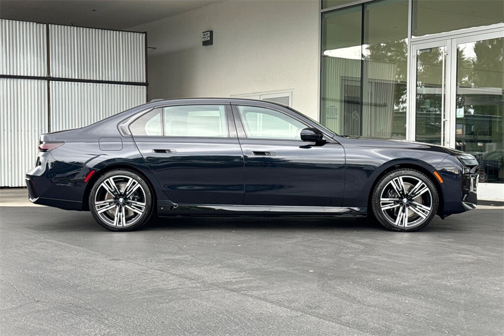 2026 Bmw 750e photo 4
