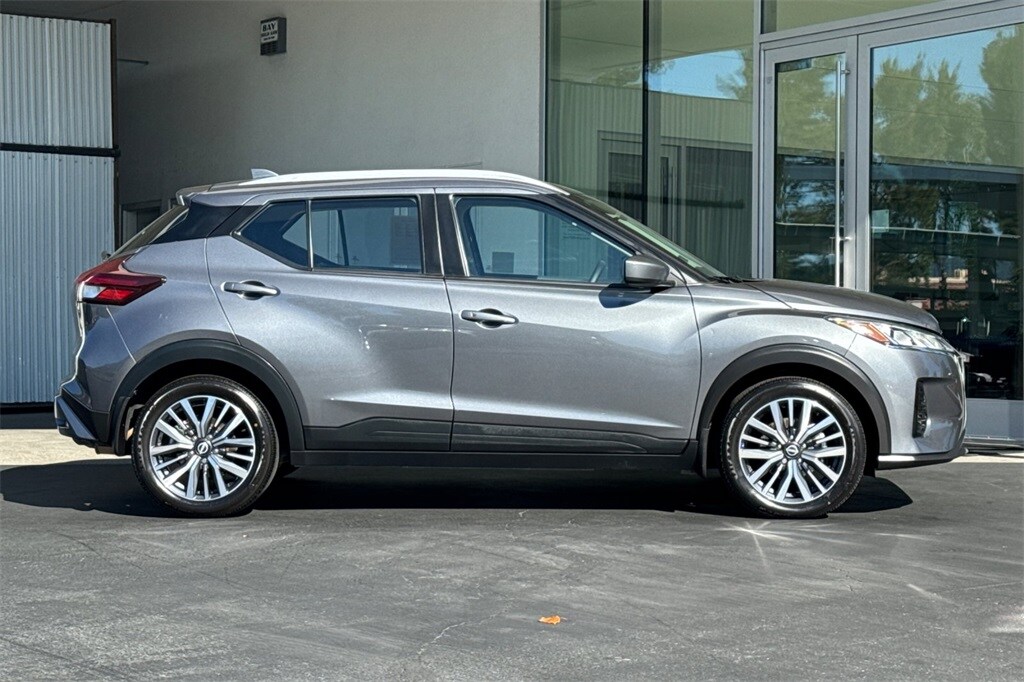 2023 Nissan Kicks SV photo 3