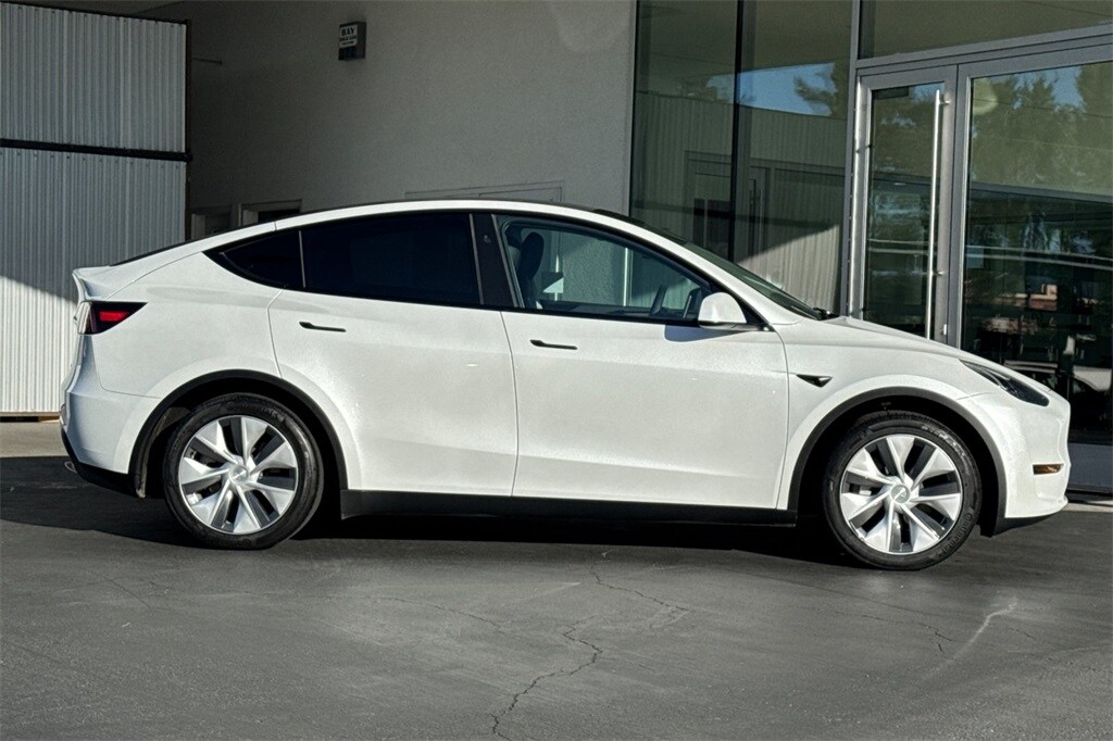 2024 Tesla Model Y Long Range photo 3