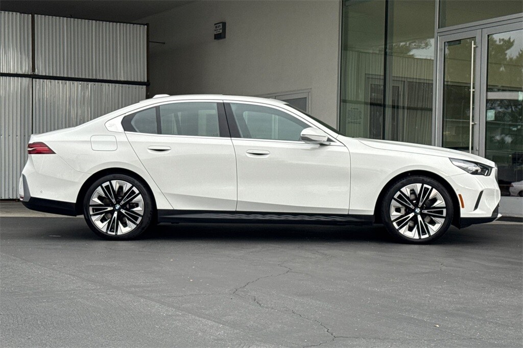 2025 Bmw 530i 5-Series photo 2