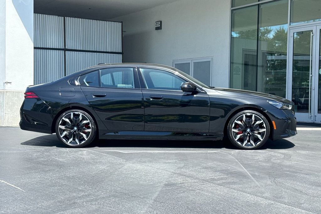 New 2026 BMW 550e xDrive Sedan