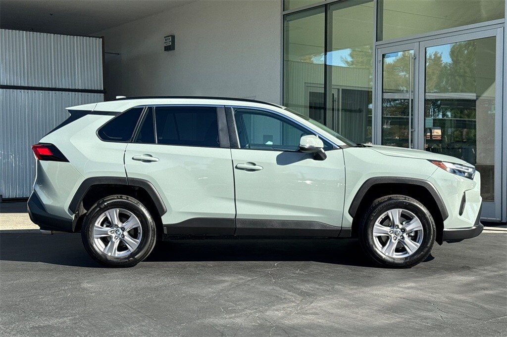 2023 Toyota RAV4 XLE photo 3