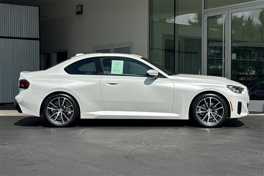 2025 Bmw 230i Coupe photo 3