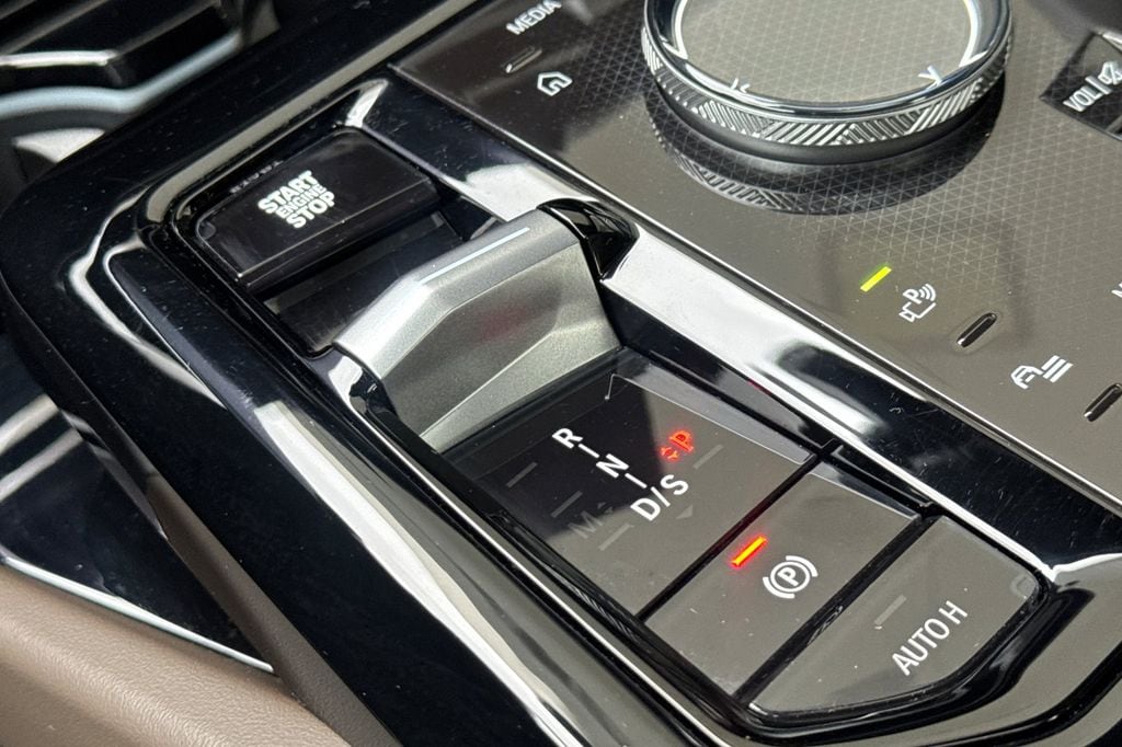 2025 BMW 5 Series 530i - Photo 25