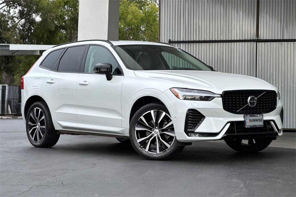2024 Volvo XC60 B5 Plus photo 2