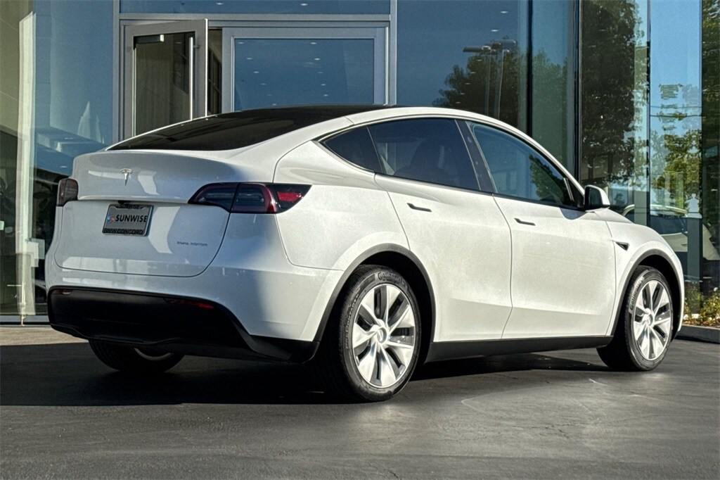2024 Tesla Model Y Long Range photo 4