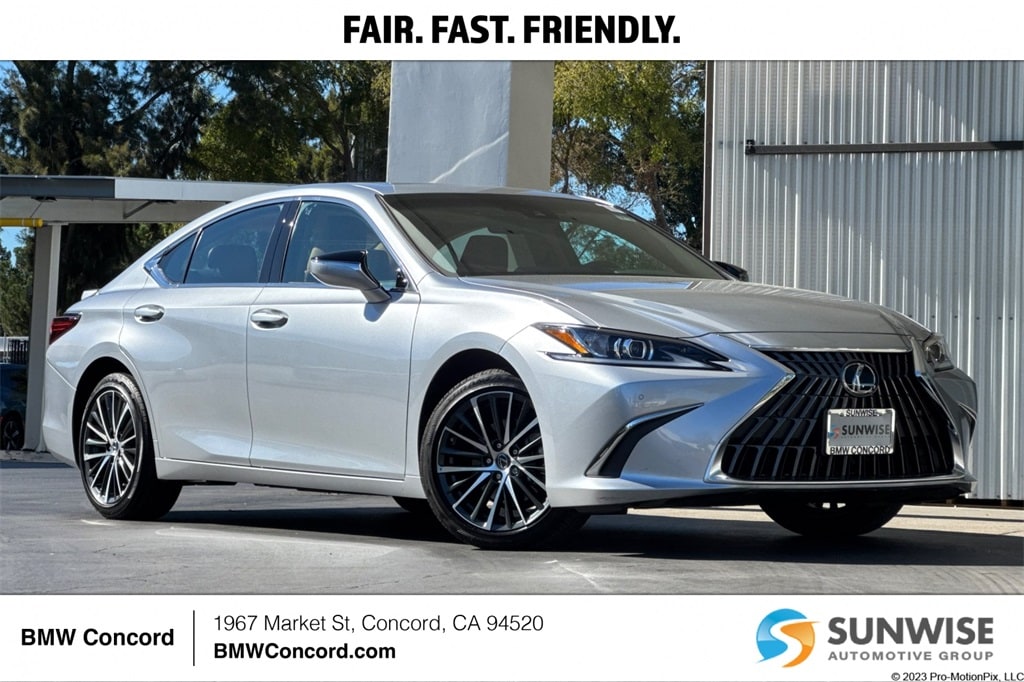2023 Lexus ES Hybrid 300h's photo