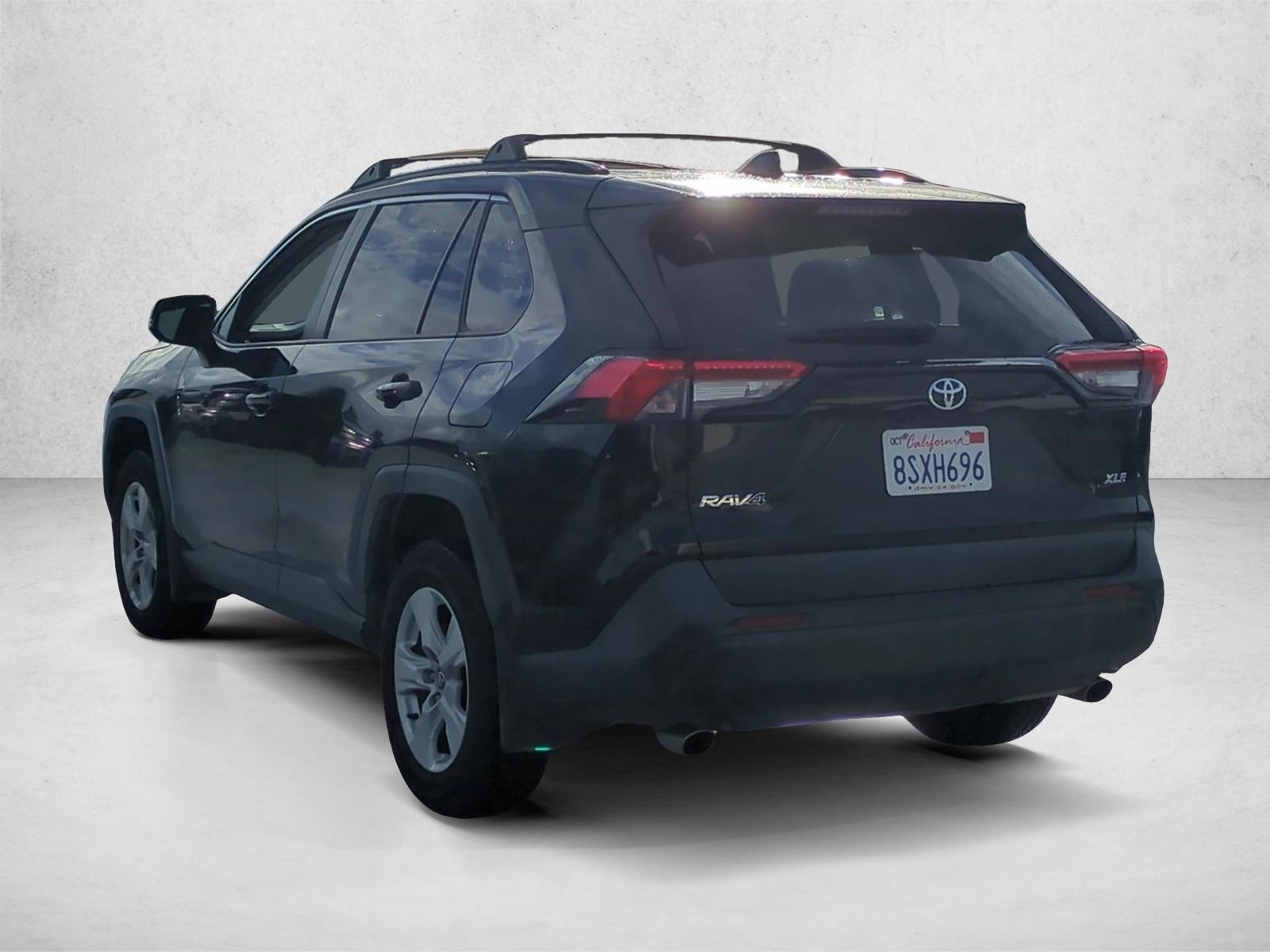 2020 Toyota RAV4 XLE photo 3