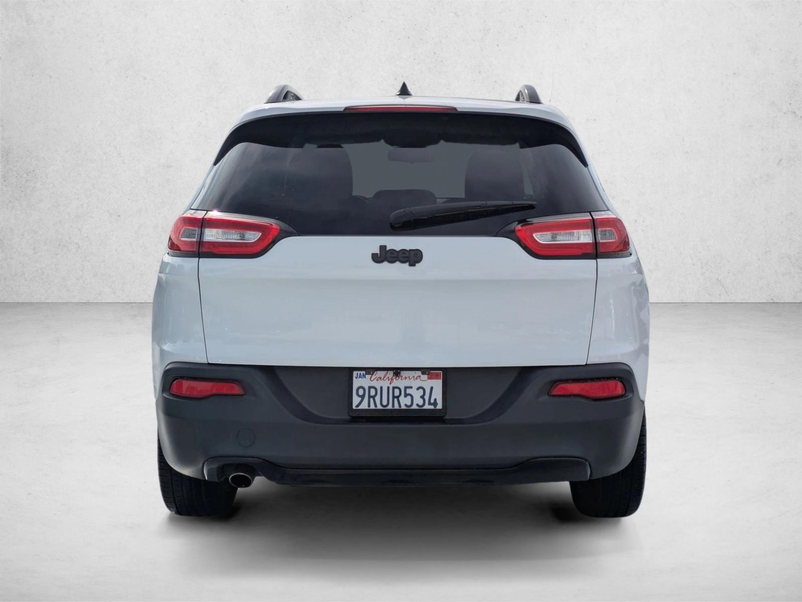 2017 Jeep Cherokee Sport photo 3