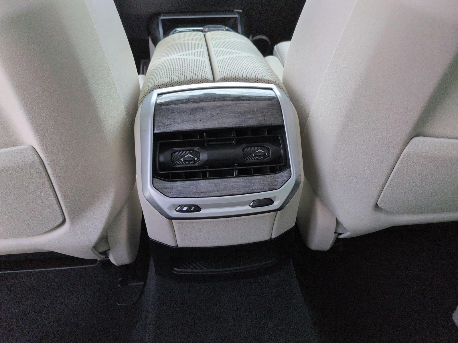 2023 BMW i7 Base - Photo 18