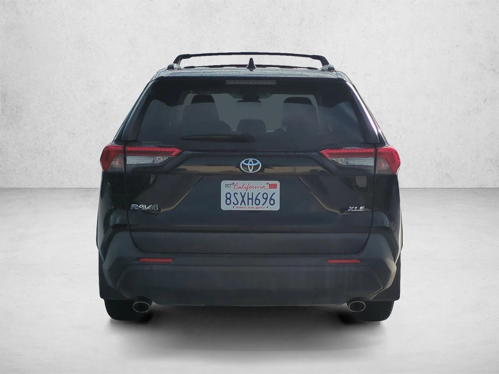 2020 Toyota RAV4 XLE photo 4