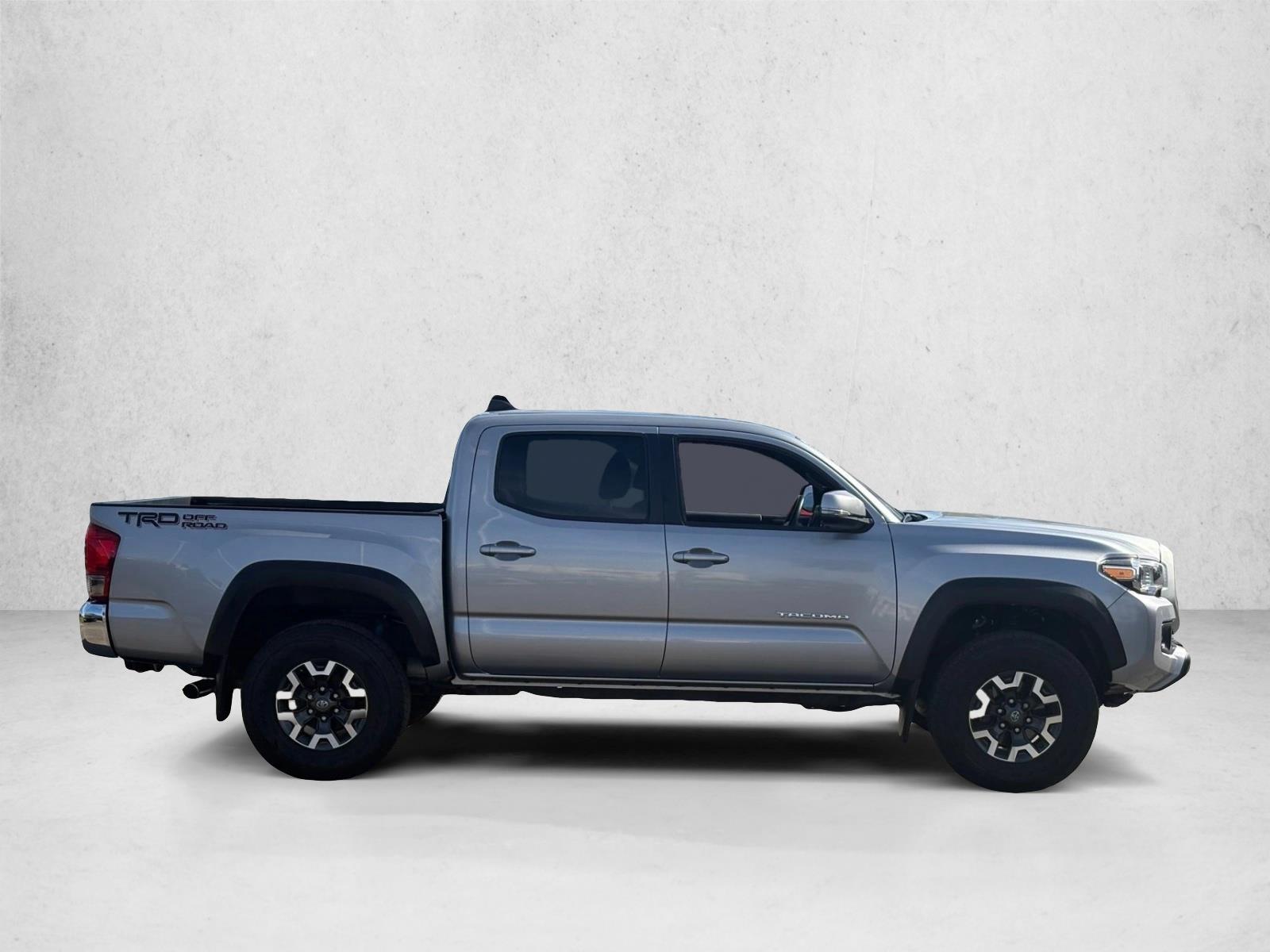 2017 Toyota Tacoma SR5 V6 photo 4