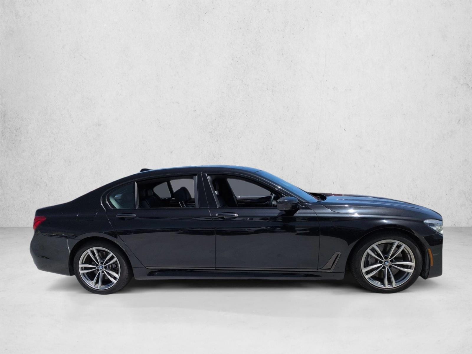 2017 BMW 750i photo 4