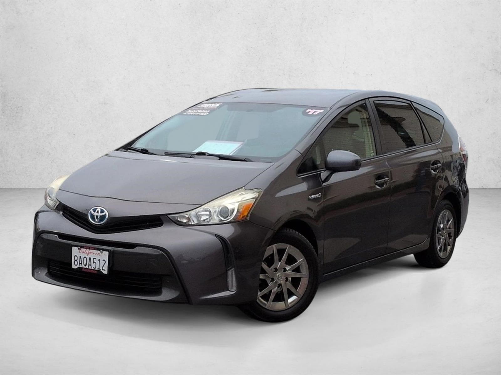 2017 Toyota Prius v Five's photo