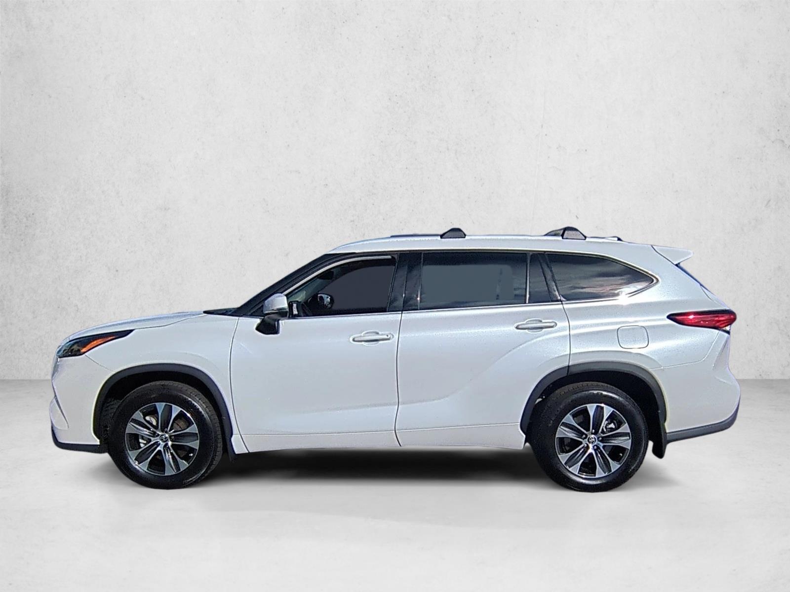 2022 Toyota Highlander XLE photo 2