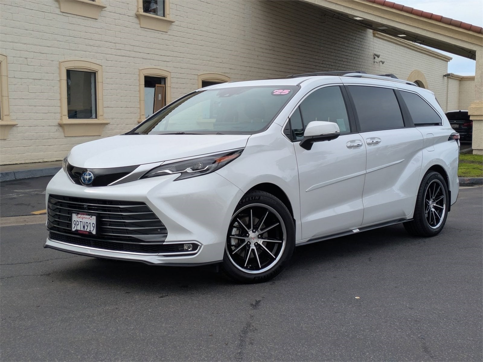 2025 Toyota Sienna Platinum's photo