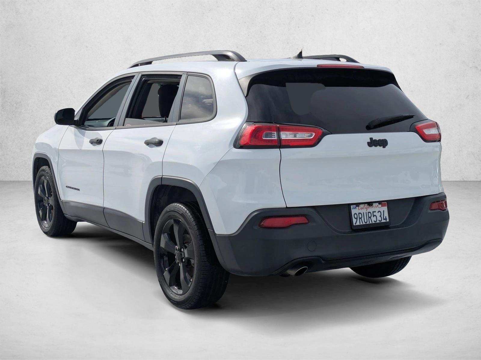 2017 Jeep Cherokee Sport photo 2