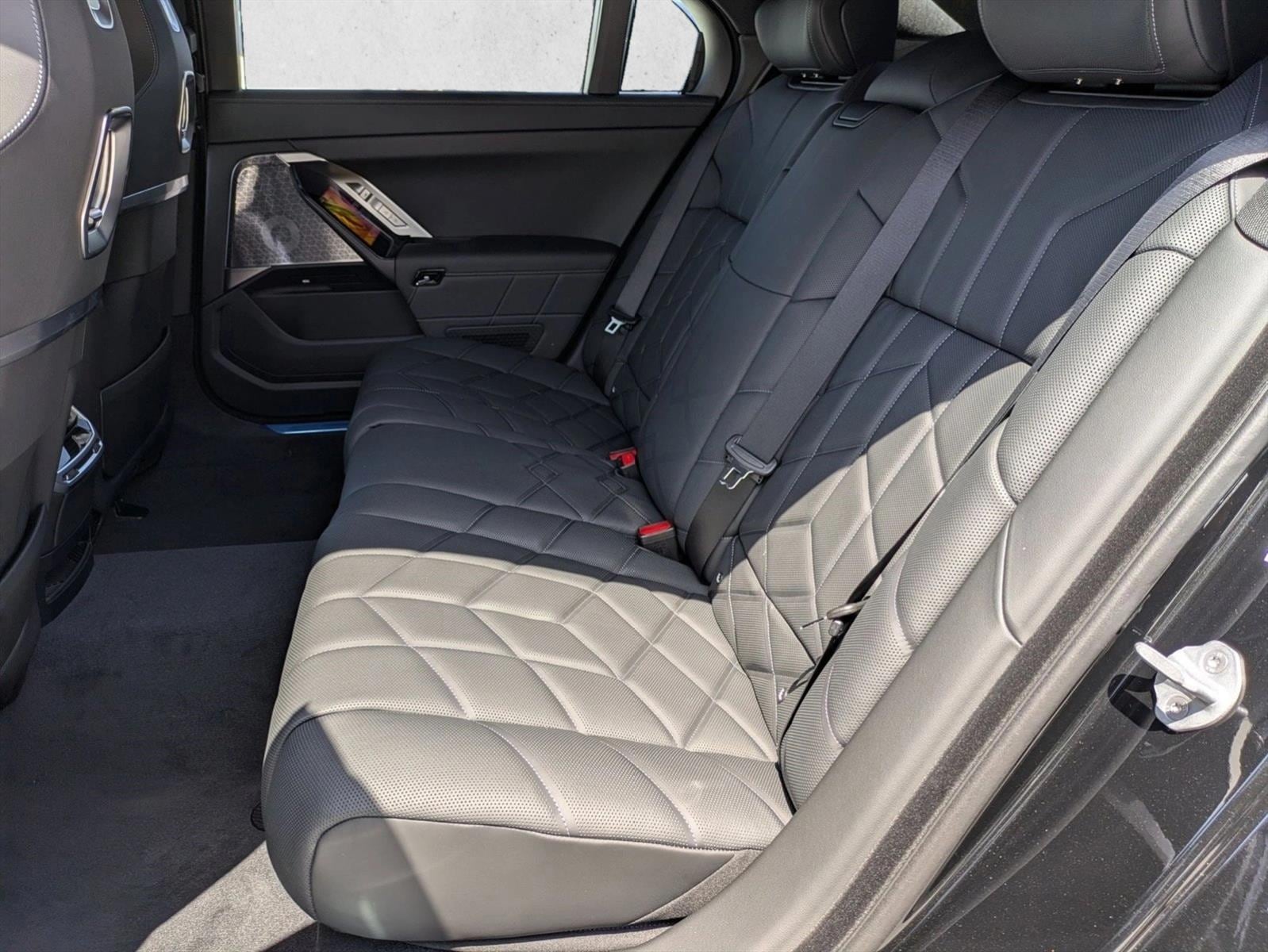 2025 BMW i7 60 - Photo 16