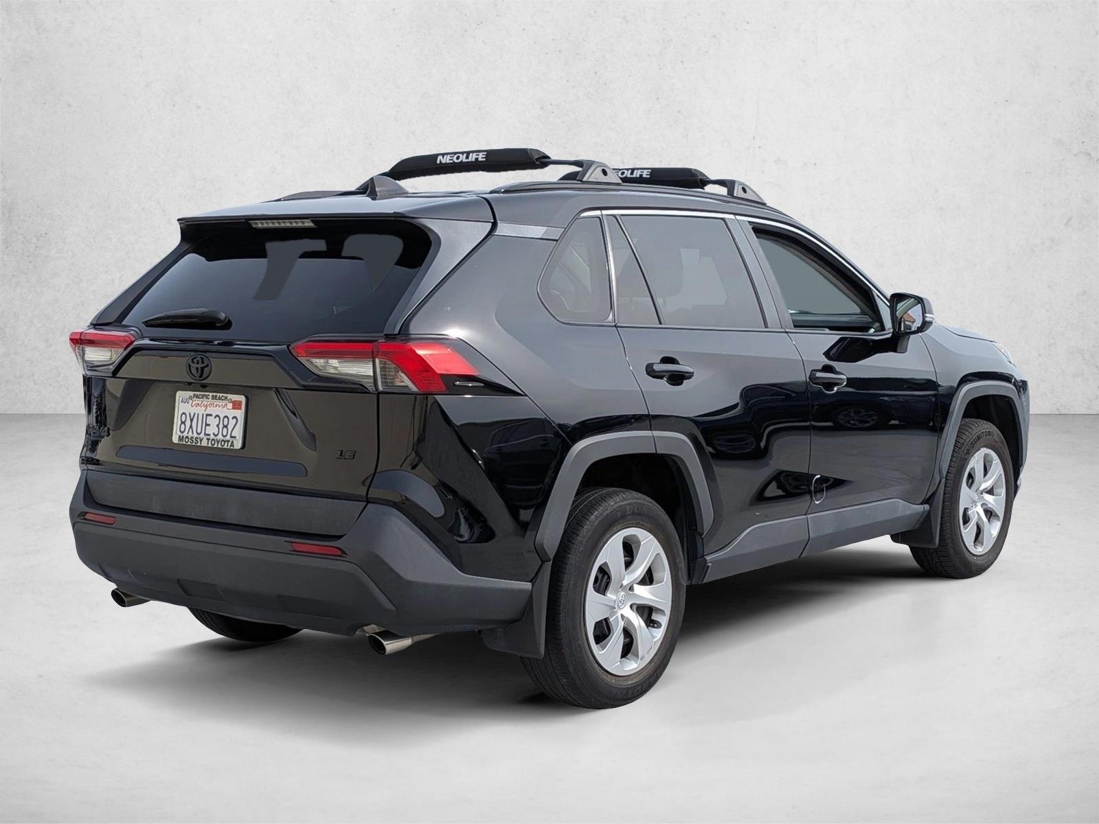 2021 Toyota RAV4 LE photo 5