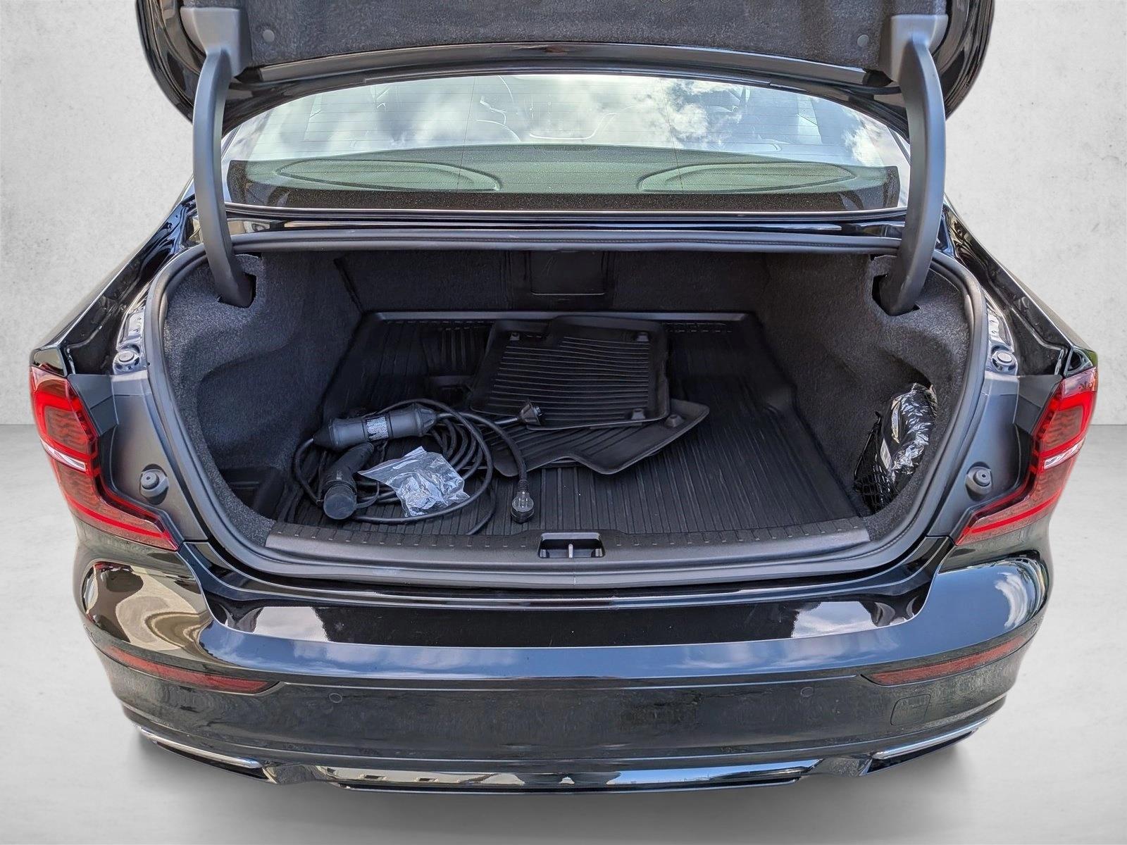 2022 Volvo S60 Recharge Plug-In Hybrid T8 R-Design Extended Range photo 5