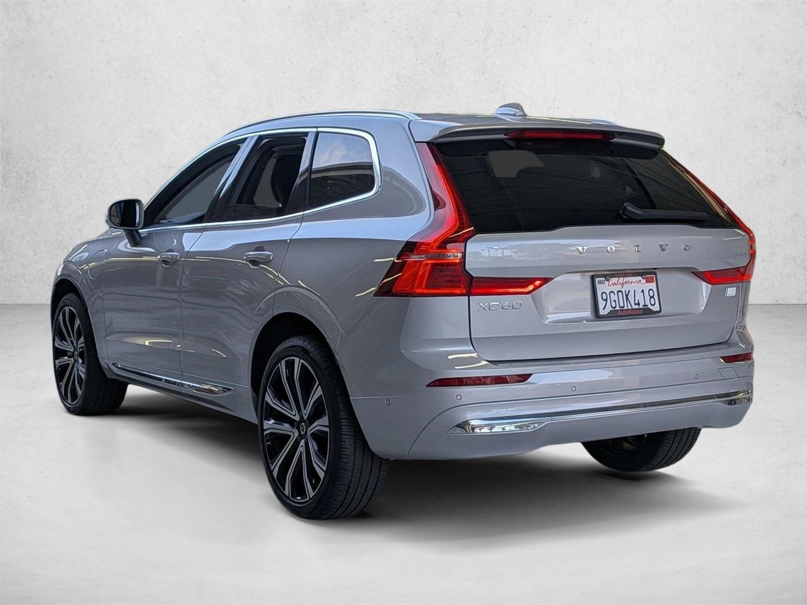 2023 Volvo XC60 Recharge Plug-In Hybrid Ultimate Bright photo 3