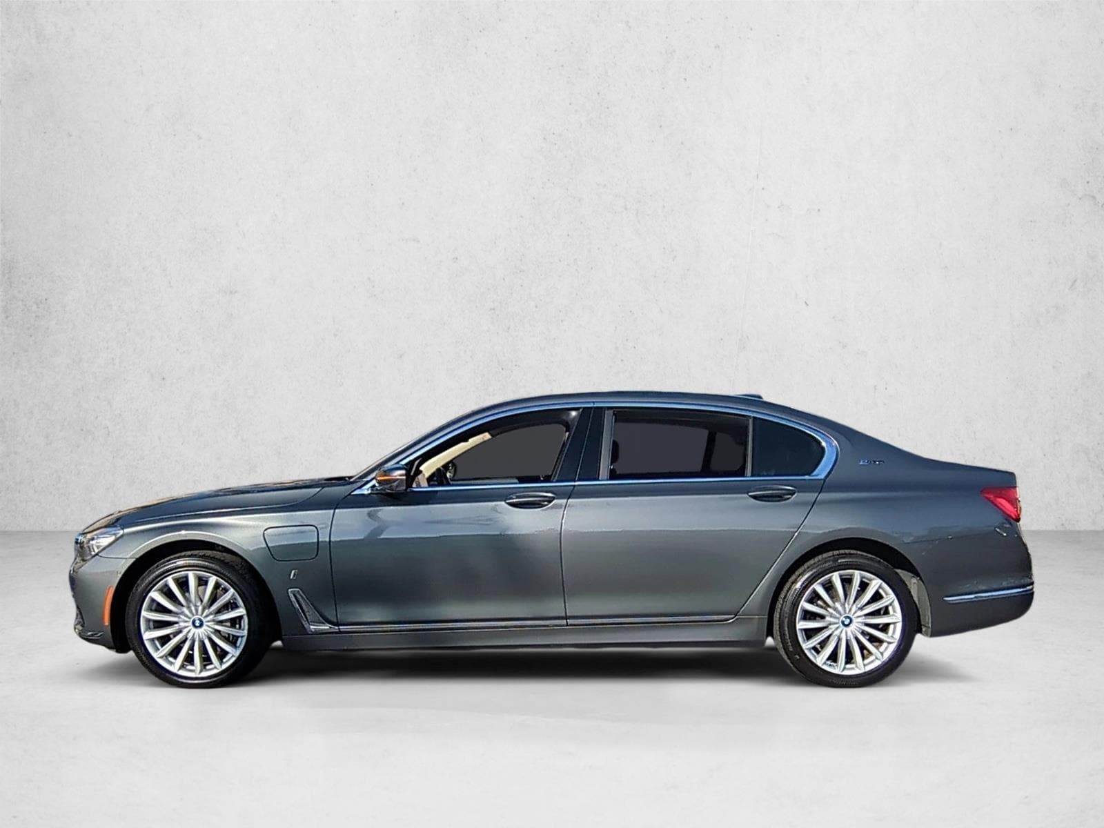2017 BMW 740e xDrive iPerformance photo 2