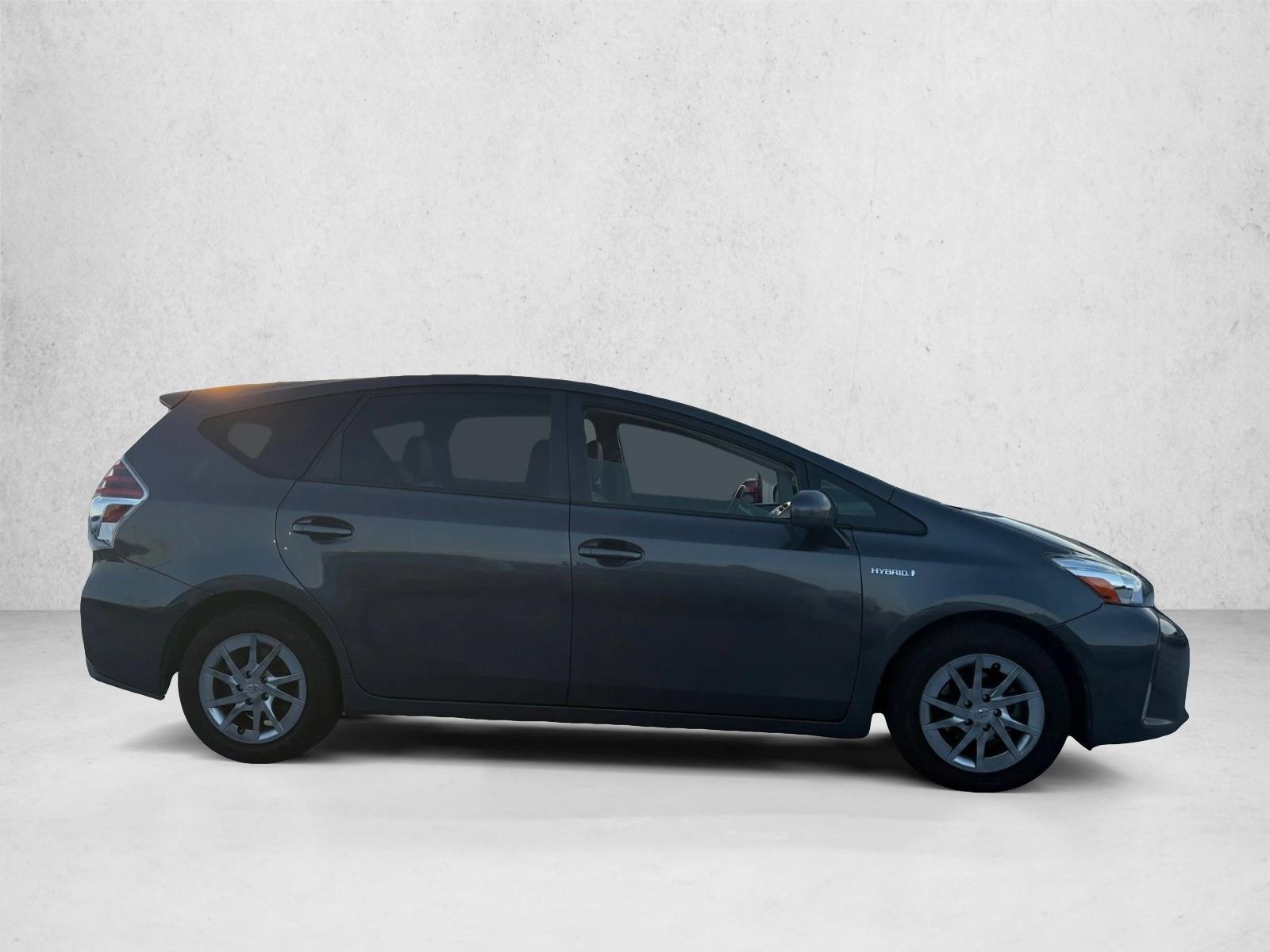 2017 Toyota Prius v 5-Door Four photo 4