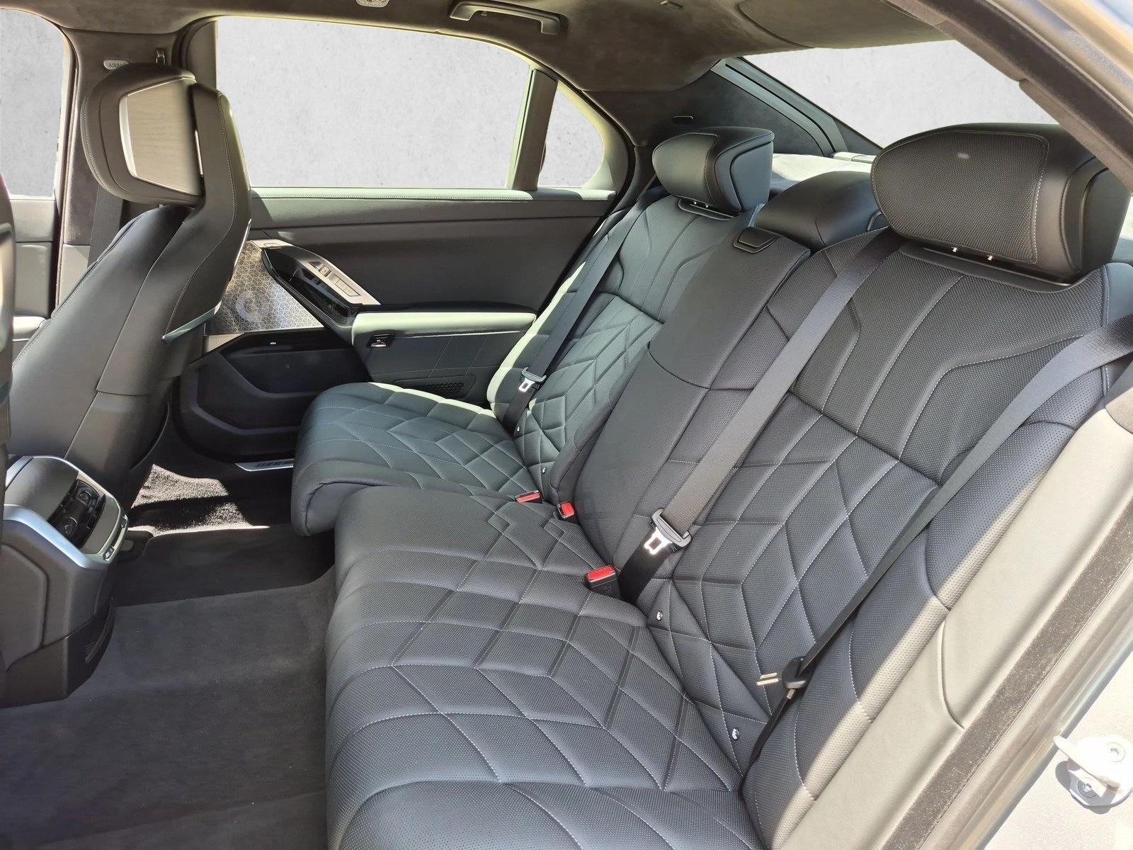 2026 BMW 7 Series 740i - Photo 15