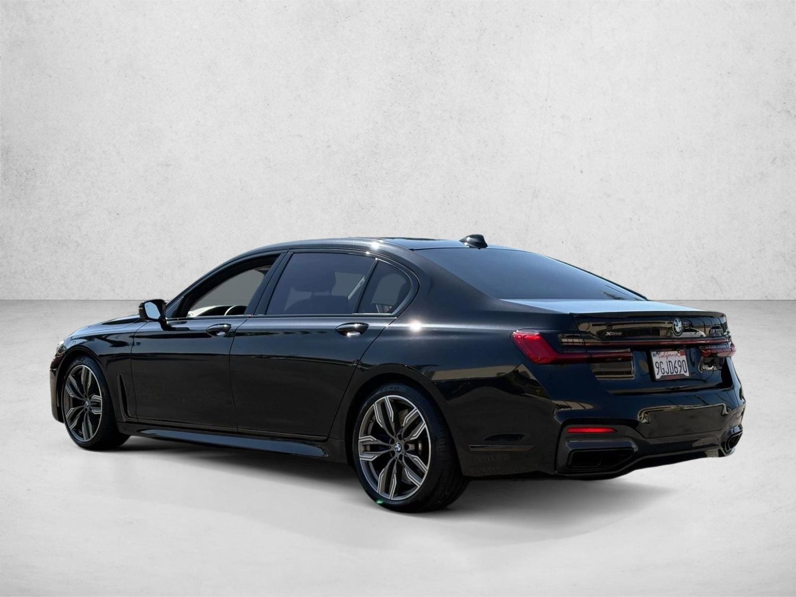 2022 BMW M760i xDrive photo 3