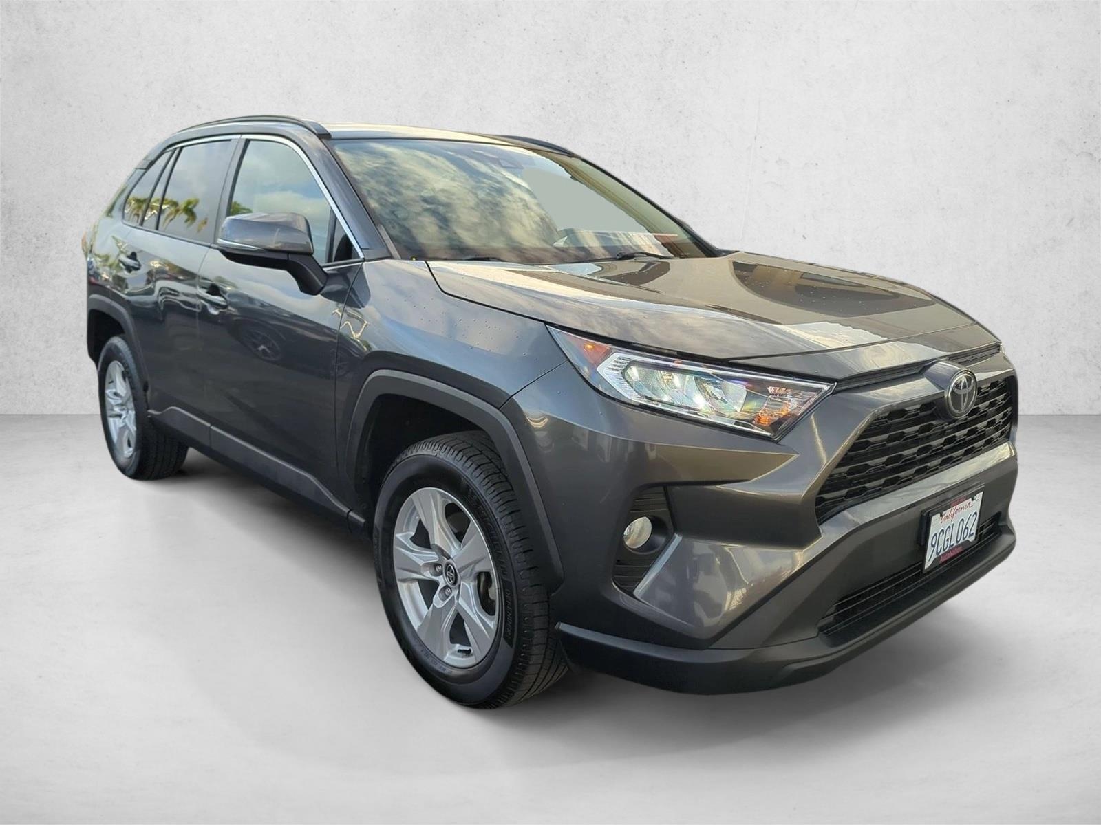 2020 Toyota RAV4 XLE photo 3