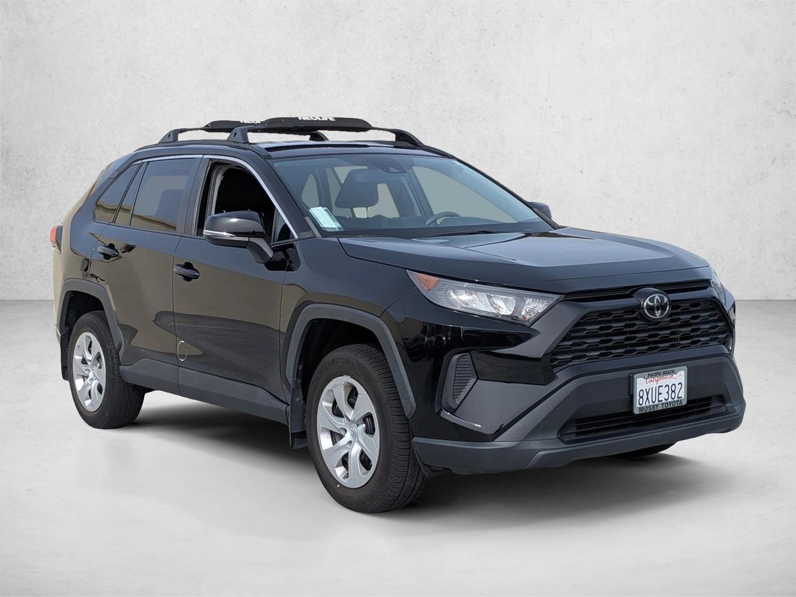 2021 Toyota RAV4 LE photo 3