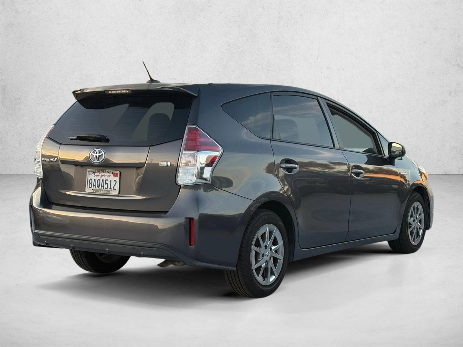 2017 Toyota Prius v 5-Door Four photo 5