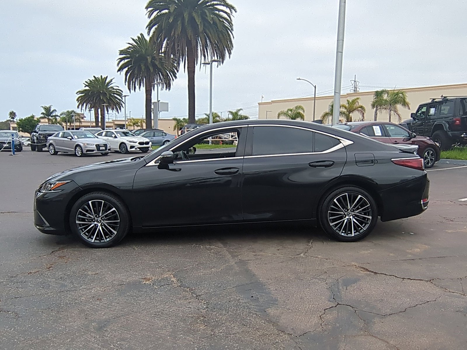 2023 Lexus ES 300h photo 2