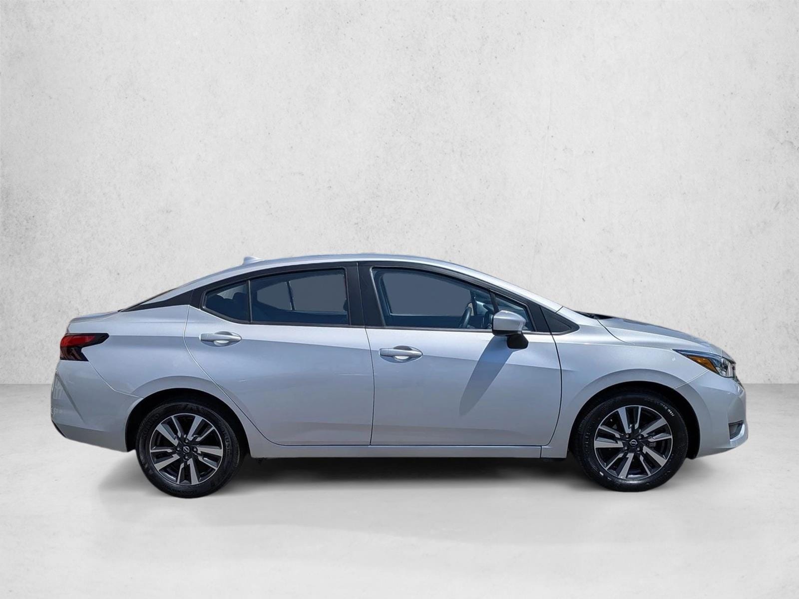 2025 Nissan Versa 1.6 SV photo 4