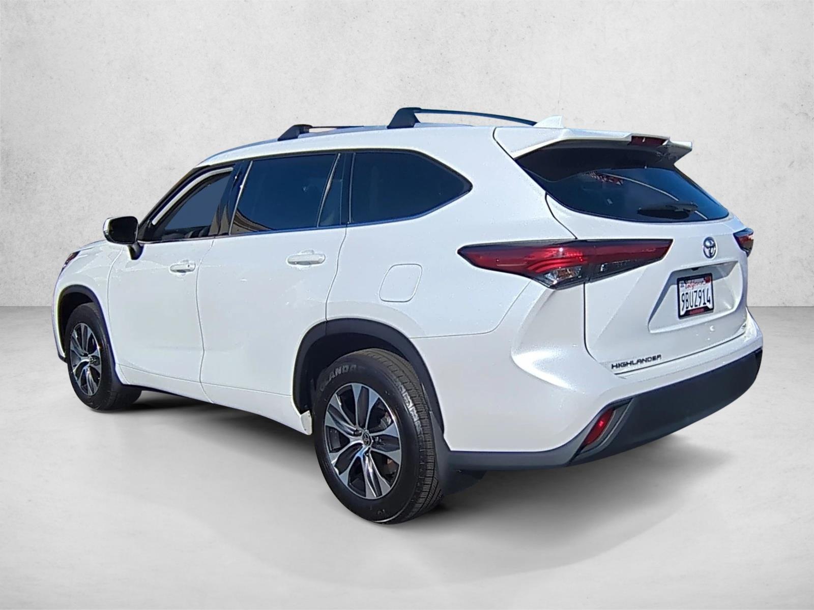 2022 Toyota Highlander XLE photo 3