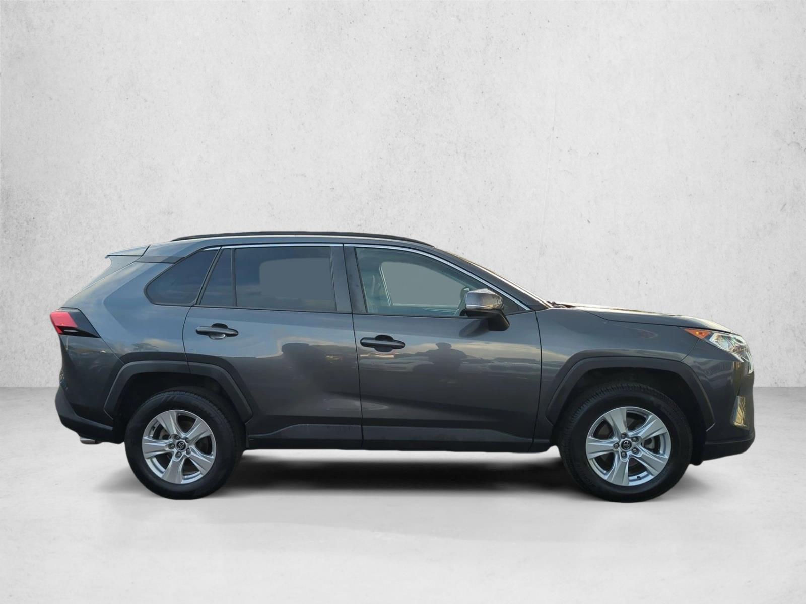 2020 Toyota RAV4 XLE photo 4