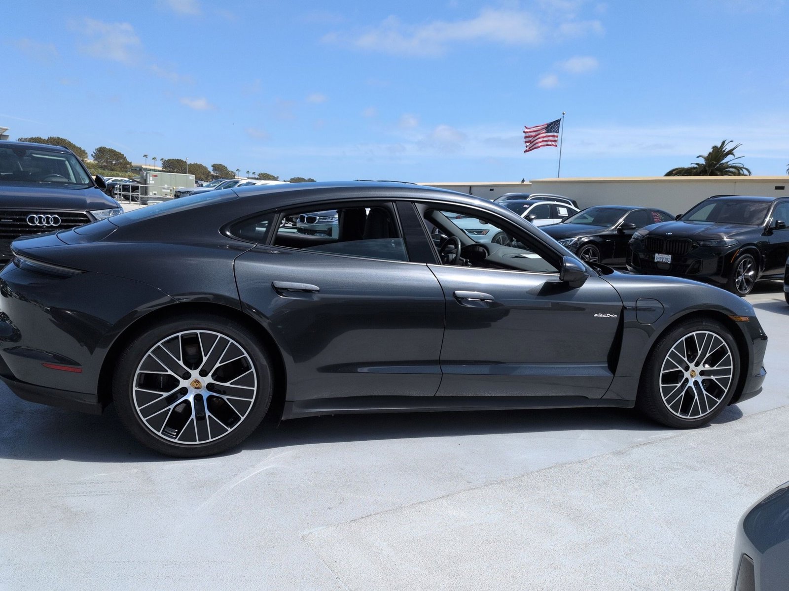 2025 Porsche Taycan photo 4