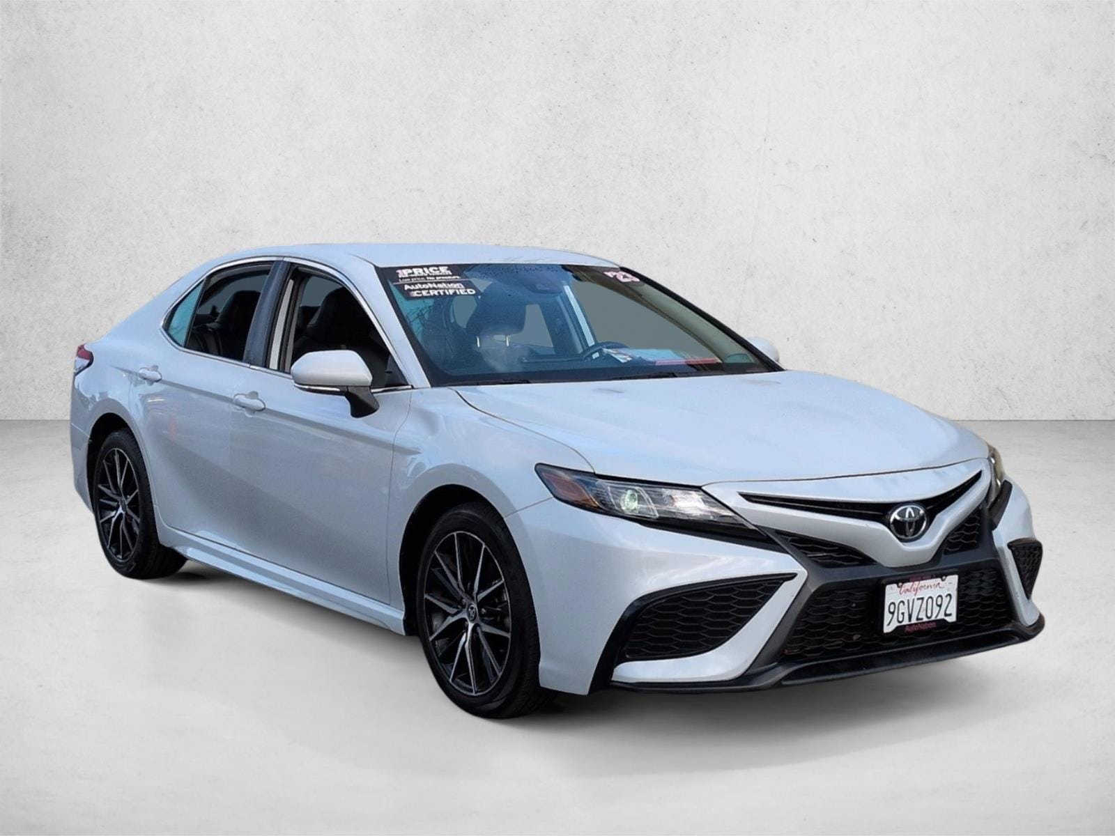 2023 Toyota Camry SE photo 3