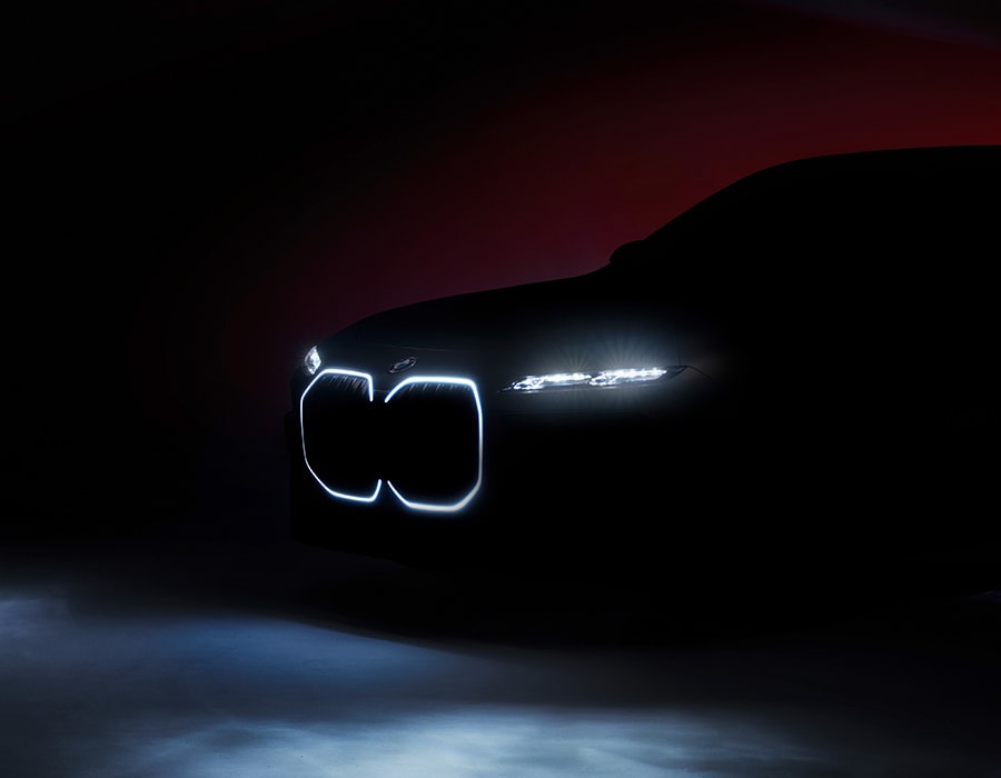 BMW i7 silhouette with illuminated kidney grille