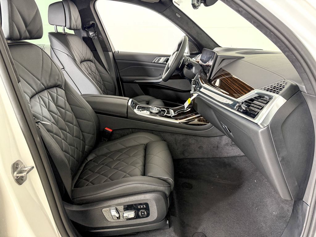 Thumbnail: 2026 BMW X7 - 23